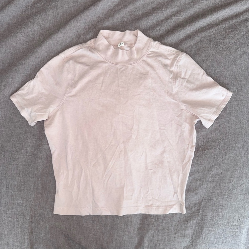 💗 Lululemon Light Pink Cropped Mock Neck Tee – Size 6 💗
